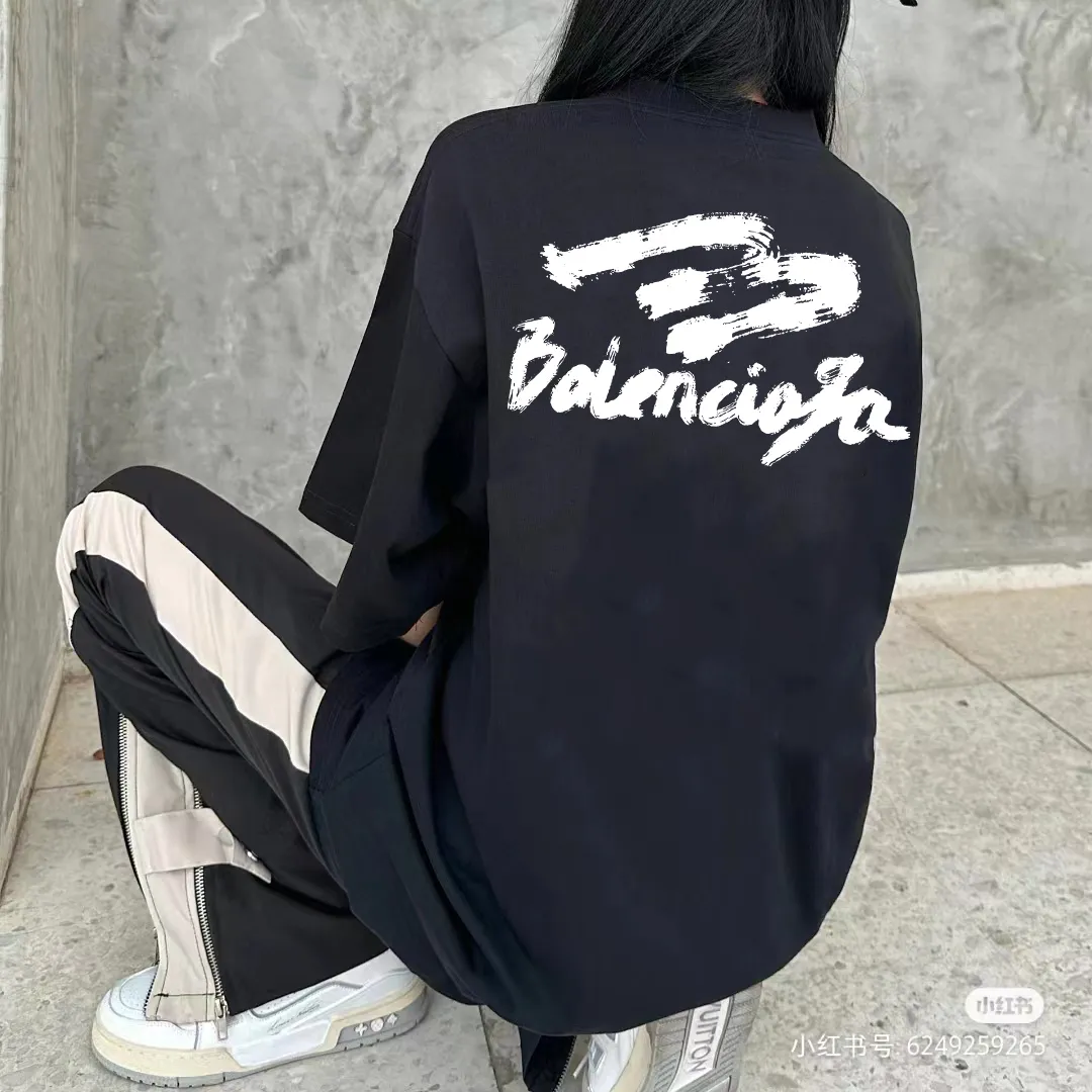 P80✨🔥 BALENCIAGA Paris lettering printed short-sleeved T-shirt. Custom-woven and dyed 300 grams of combed cotton heavyweight fabric. Zero color difference in threads. Perfect details. Different from the current currency version. Welcome to compare. Same Style for men and women. Must-sell in the picture above. Color: White Black Size: 1 2 3 4